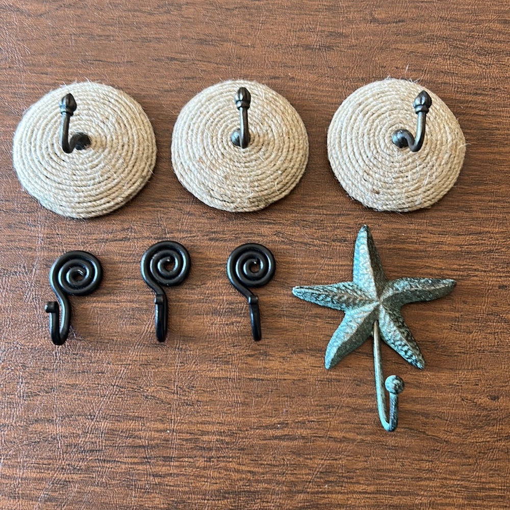Set of 7 decorative wall hooks